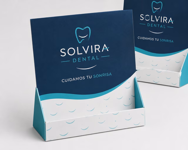 Expositor publicitario de sobremesa con impresión personalizada de la marca ficticia SOLVIRA DENTAL