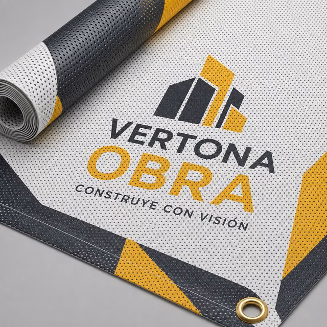 Lona microperforada mesh con impresión personalizada de la marca ficticia VERTONA OBRA