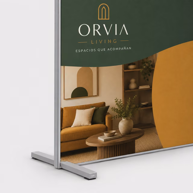Marco textil de pie con tela con impresión personalizada de la marca ficticia ORVIA LIVING
