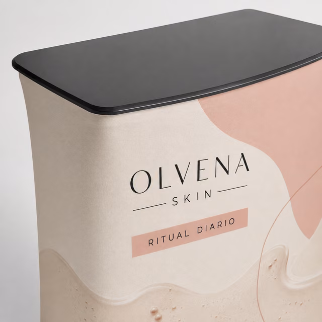 Mostrador textil plegable con impresión personalizada de la marca ficticia OLVENA SKIN
