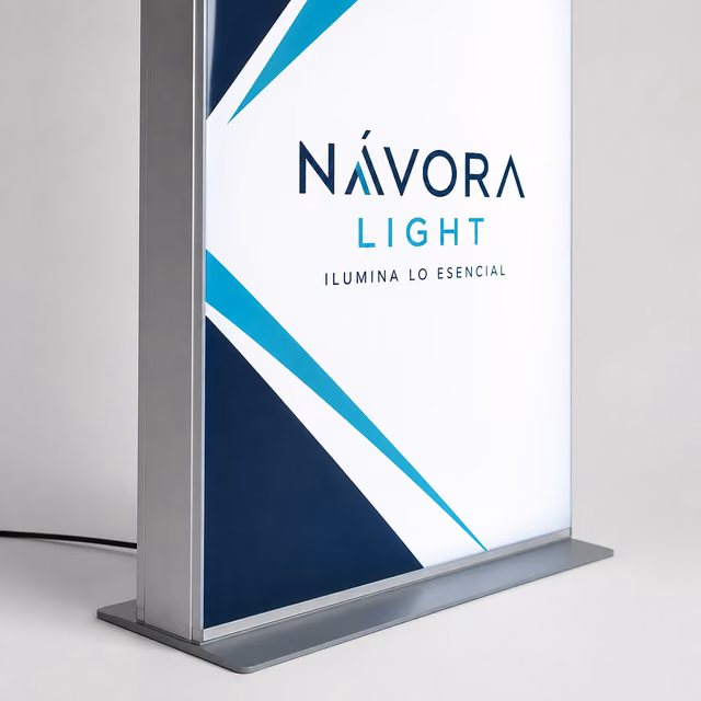 Tótem textil luminoso LED con impresión personalizada de la marca ficticia NÉVORA LIGHT