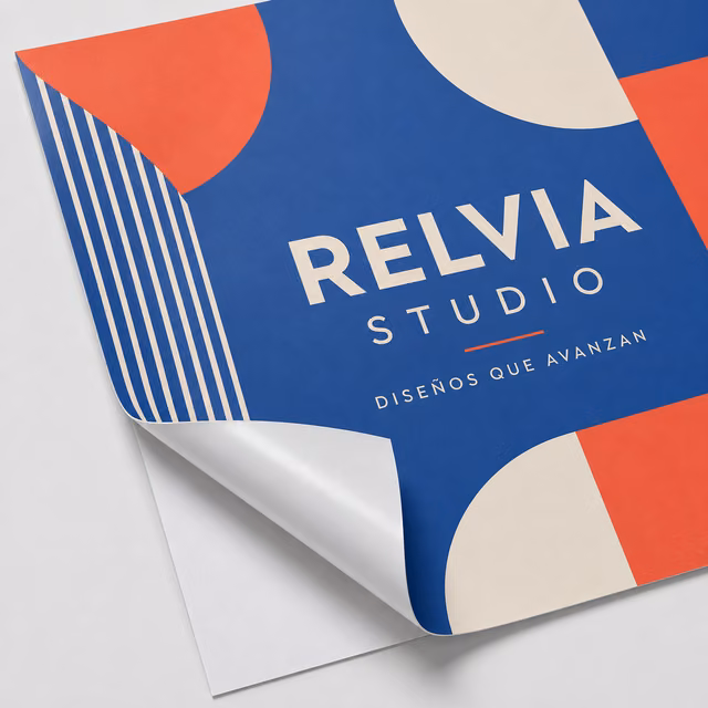 Vinilo monomérico blanco con impresión personalizada de la marca ficticia RELVIA STUDIO