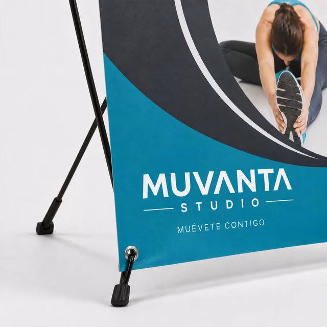 X-banner con impresión personalizada de la marca ficticia MUVANTA STUDIO