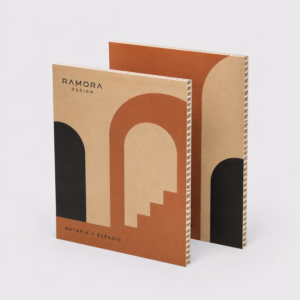 Cartón alveolar con impresión personalizada de la marca ficticia RAMORA DESIGN
