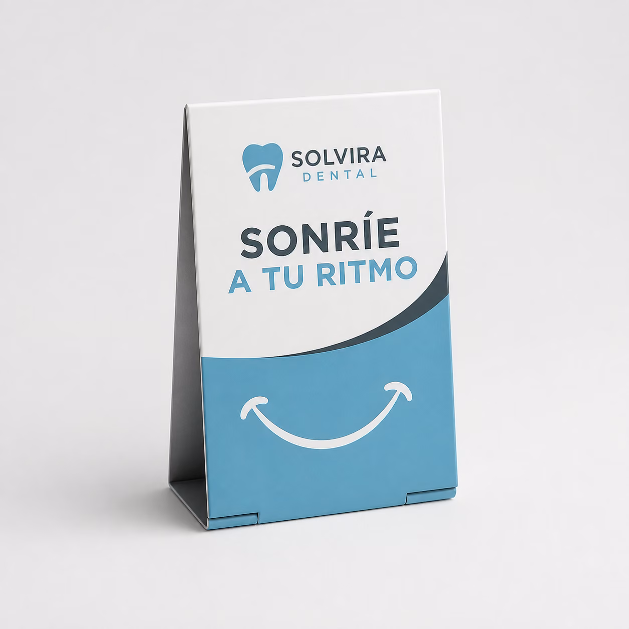Expositor publicitario de sobremesa con impresión personalizada de la marca ficticia SOLVIRA DENTAL
