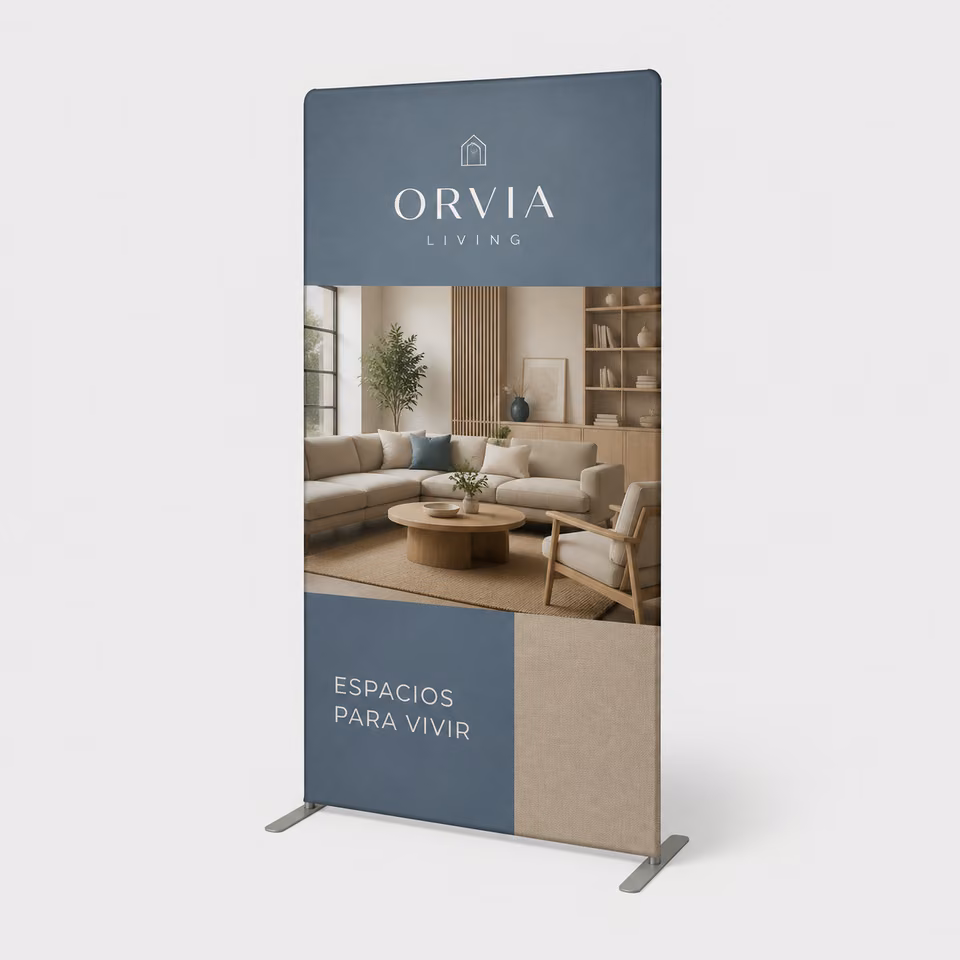 Marco textil de pie con tela con impresión personalizada de la marca ficticia ORVIA LIVING