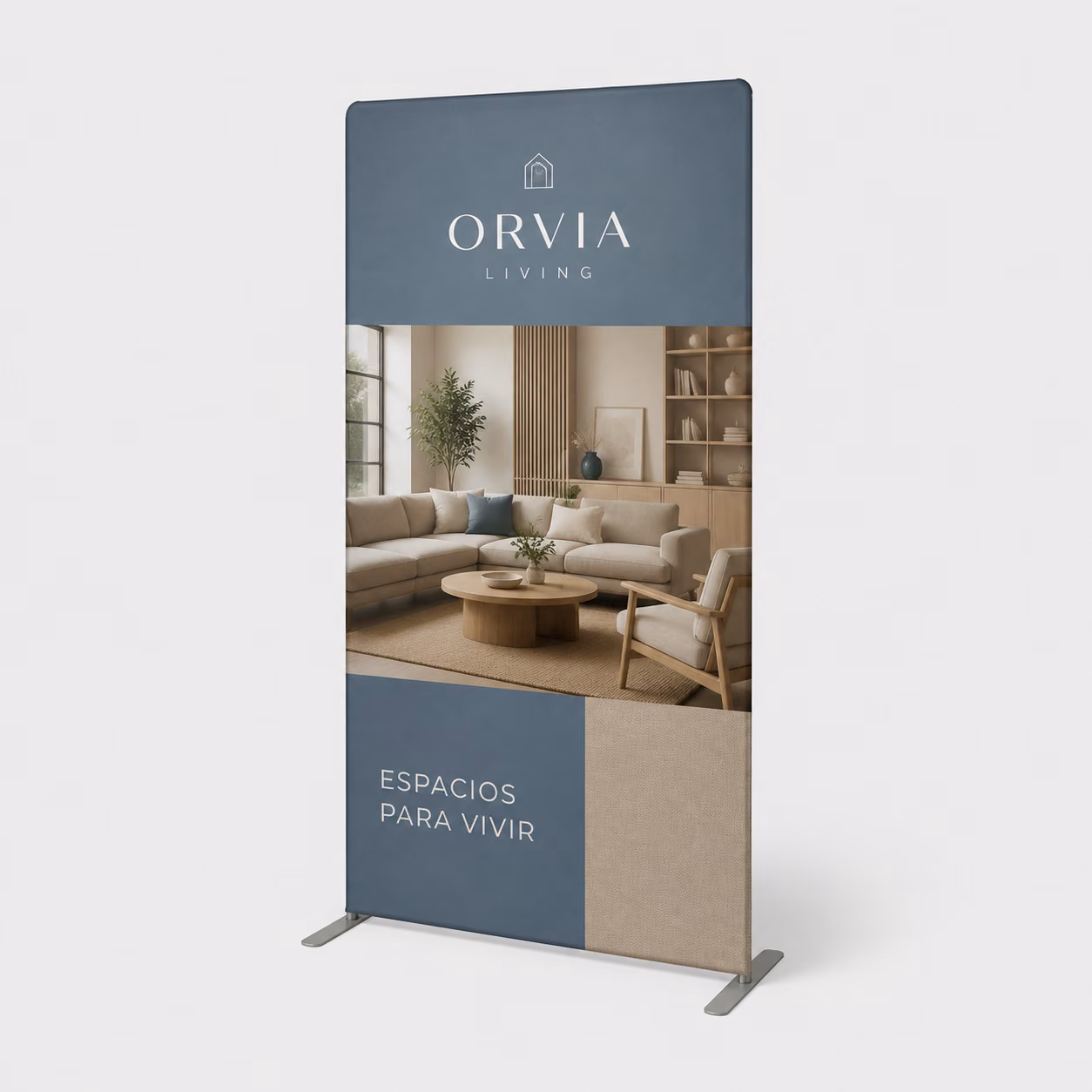 Marco textil de pie con tela con impresión personalizada de la marca ficticia ORVIA LIVING