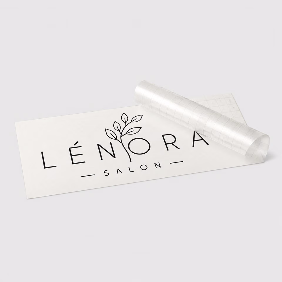 Vinilo de corte con impresión personalizada de la marca ficticia LÉNORA SALON