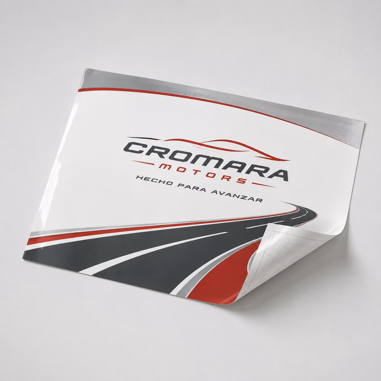 Vinilo polimérico blanco con impresión personalizada de la marca ficticia CROMARA MOTORS