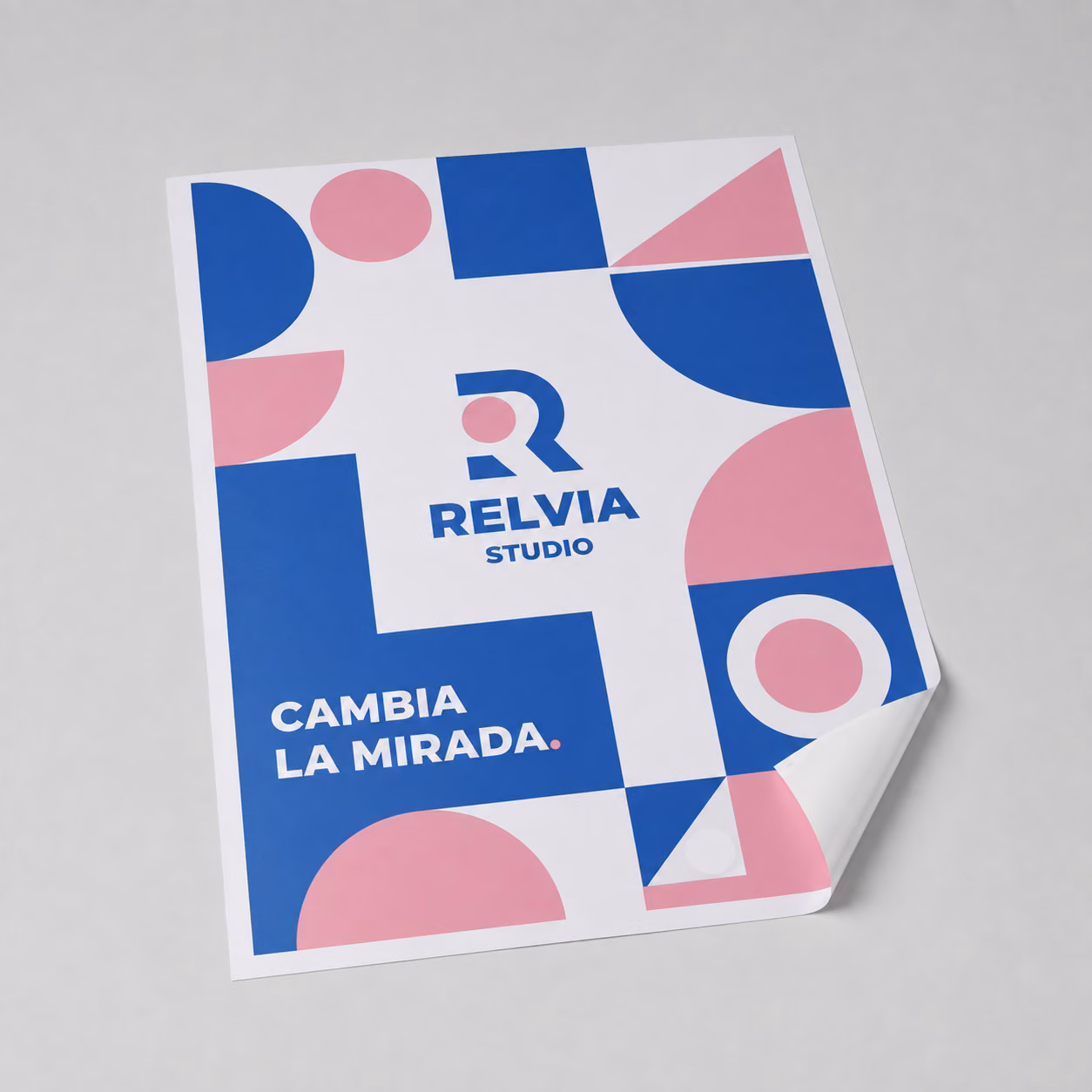 Vinilo monomérico blanco con impresión personalizada de la marca ficticia RELVIA STUDIO