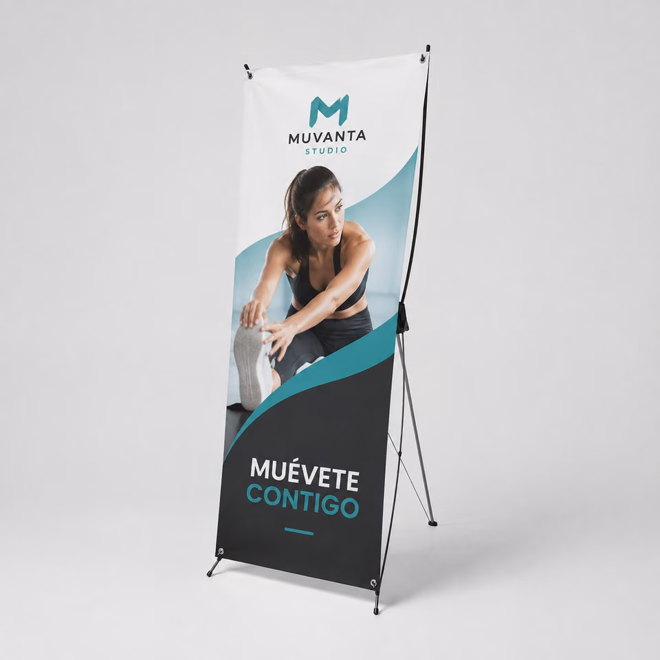 X-banner con impresión personalizada de la marca ficticia MUVANTA STUDIO