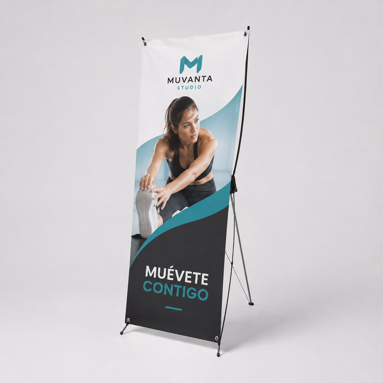 X-banner con impresión personalizada de la marca ficticia MUVANTA STUDIO